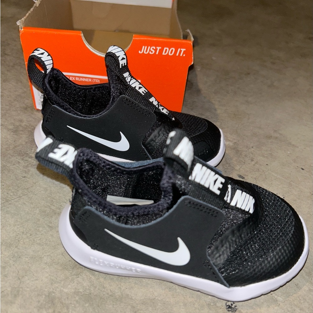 New Toddler Nike Flex tennis
